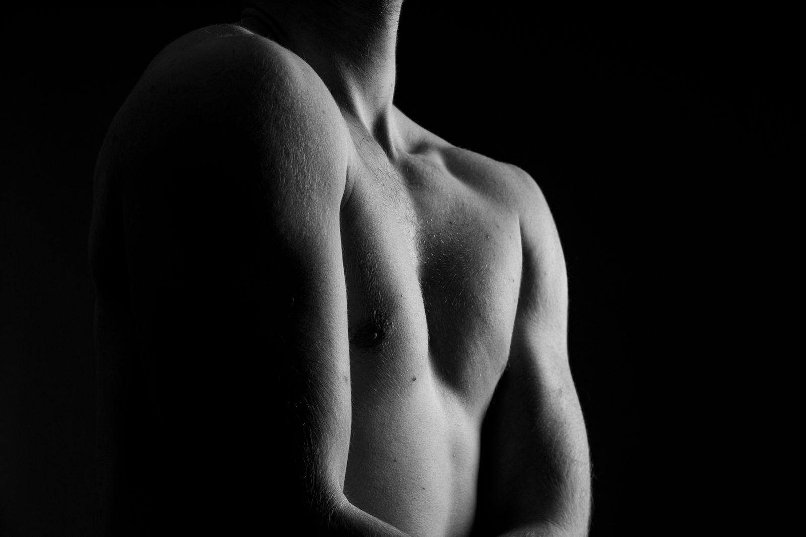 Torace masculin fotografiat în lumină laterală